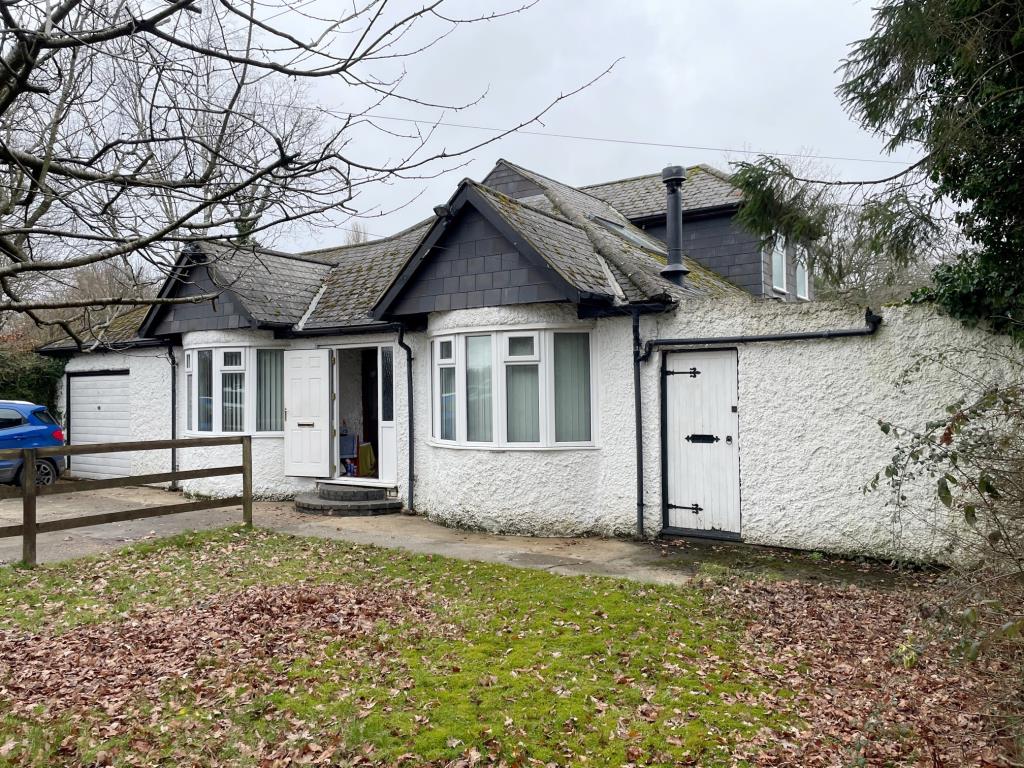 Lot: 21 - DETACHED FIVE-BEDROOM CHALET BUNGALOW FOR IMPROVEMENT - front of property